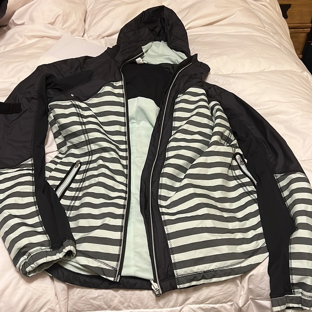 Lululemon get up and glow sea green stripe